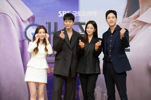 25일 온라인 제작발표회에 참석한 SBS 드라마 ‘앨리스’의 이다인·주원·김희선·곽시양.(왼쪽부터) 이날 제작진은 감염병 확산에 따른 사회적 거리두기 2단계의 ‘실내 50명·실외 100명 이상’ 집합금지 규정을 지키기 위해 참여 인원을 48명으로 최소화해했다. 사진제공|SBS