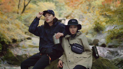 코오롱스포츠가 아웃도어 광고 트렌드를 바꾸고 있다. 배우 류준열(왼쪽)과 공효진이 등장하는 2020 FW 광고는 관찰 예능 같은 자연스러운 스토리 라인에 자막과 음성으로 정보를 반복 노출하는 ‘디지털 화법’을 반영한 것이 특징이다. 사진제공｜코오롱스포츠