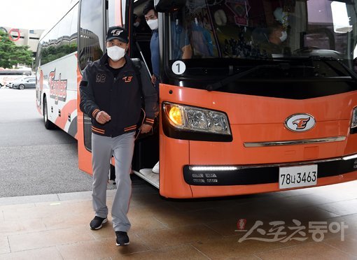 1일 서울 잠실야구장에서 ‘2020 신한은행 SOL KBO리그‘ 두산 베어스와 한화 이글스의 경기가 열린다. 경기 전 한화 최원호 감독대행이 구단 버스에서 내려 야구장으로 향하고 있다. 한화 신정락은 지난 8월 31일 코로나19 확진 판정을 받았다. 잠실｜김민성 기자 marineboy@donga.com
