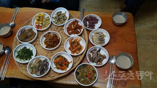 ‘머스티 잇’ 리스트에 저장해둘만한 가을별미들. 광주 너브실 마을에서 만날 수 있는 너브실 밥상. 사진｜김재범 기자 oldfield@donga.com