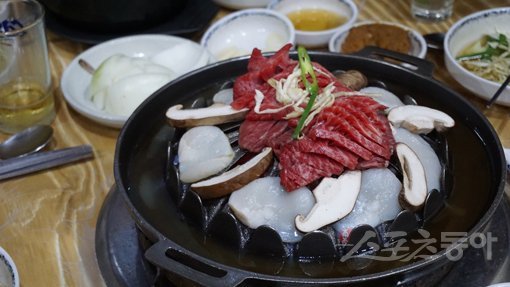 장흥 만나숯불갈비의 장흥삼합. 사진｜김재범 기자 oldfield@donga.com