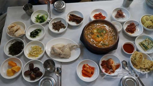 순천만습지공원 앞 대대선창집의 짱뚱어탕. 사진｜김재범 기자 oldfield@donga.com