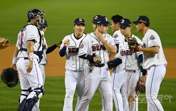 8일 서울 잠실야구장에서 ‘2020 신한은행 SOL KBO 리그’ KT 위즈와 두산 베어스 경기가 열렸다. 8-0 승리를 거두며 3연승을 달린 두산 선수들이 하이파이브하고 있다. 잠실 | 김종원 기자 won@donga.com