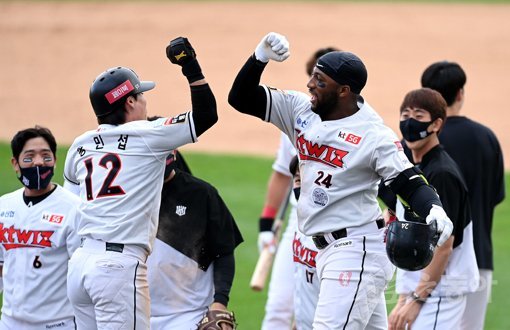 13일 경기도 수원 kt위즈파크에서 ‘2020 신한은행 SOL KBO리그‘ kt 위즈와 한화 이글스의 경기가 열렸다. 9회말 2사 1루에서 kt 로하스가 끝내기 2루타를 날린 뒤 득점에 성공한 송민섭과 기쁨을 나누고 있다. 수원|김민성 기자 marineboy@donga.com