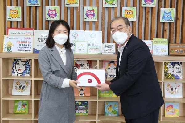 17일 한형민 재단 이사장(오른쪽)이 서승남 흑빛지역아동센터장에게 사회복지대상 상장과 부상을 시상했다. 사진제공|강원랜드