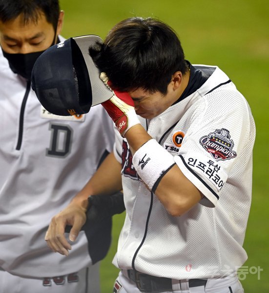 16일 서울 잠실야구장에서 ‘2020 신한은행 SOL KBO 리그‘ NC 다이노스와 두산 베어스 경기가 열렸다. 3회초 1사 두산 허경민이 NC 박민우의 타구를 포구하다 오른쪽 손목에 공을 맞아 교체되고 있다. 잠실｜김종원 기자 won@donga.com