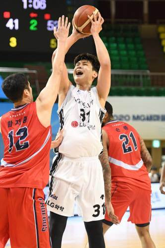 20일 군산월명체육관에서 열린 2020 MG새마을금고 KBL컵 LG-현대모비스 경기 사진제공 | KBL