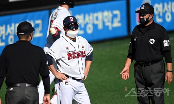 20일 서울 잠실야구장에서 ‘2020 신한은행 SOL KBO 리그’ LG 트윈스와 두산 베어스 경기가 열렸다. 4회말 두산 김태형 감독이 비디오판독 결과에 항의하다 퇴장을 당하고 있다. 잠실 | 김종원 기자 won@donga.com