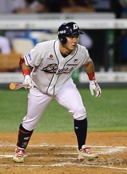 27일 서울 잠실야구장에서 ‘2020 신한은행 SOL KBO리그’ 두산 베어스와 키움 히어로즈의 더블헤더 2차전 경기가 열렸다. 5회말 1사 1, 2루 두산 최주환이 2타점 우전 2루타를 치고 있다. 잠실｜주현희 기자 teth1147@donga.com