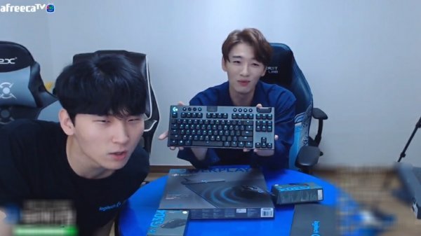 BJ 김민교와 서경환(JB쇼퍼테인먼트 대표·오른쪽)이 게이밍 기어 전문 업체 ‘로지텍’의 무선 상품 5종을 소개 중이다.
사진제공|아프리카TV