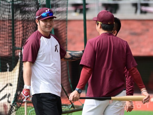 4일 인천 SK행복드림구장에서 ‘2020 신한은행 SOL KBO리그’ SK 와이번스와 키움 히어로즈의 경기가 열린다. 경기 전 훈련에서 키움 박병호가 강병식 코치와 이야기 하며 웃고 있다. 인천｜주현희 기자 teth1147@donga.com