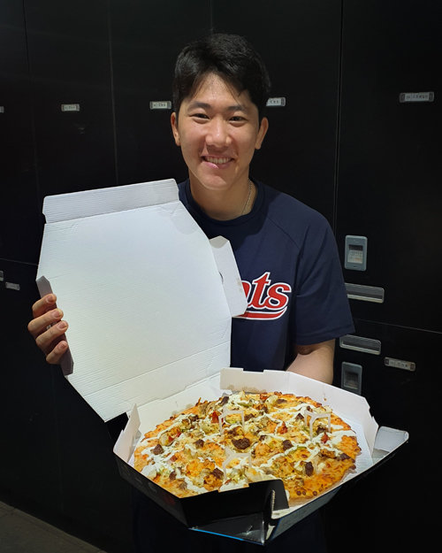 롯데 오윤석이 6일 사직 KT전을 앞두고 사이클링히트 달성 턱으로 피자를 돌렸다. 1군은 물론 2군에도 똑같이 30판씩 전했다. 고생한 동료들과 함께 나누고 싶다는 진심이 담겨있다. 사진제공 | 롯데 자이언츠
