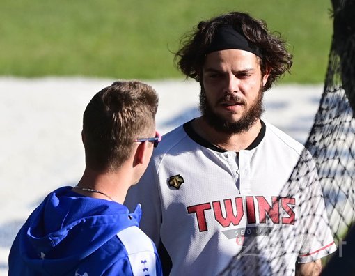 6일 서울 잠실야구장에서 ‘2020 신한은행 SOL KBO리그’ LG 트윈스와 삼성 라이온즈의 경기가 열린다. 경기 전 훈련에서 LG 라모스가 삼성 뷰캐넌과 이야기 하고 있다. 잠실｜주현희 기자 teth1147@donga.com