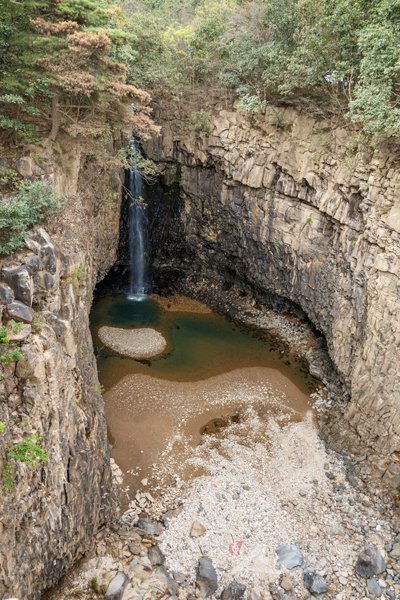 연천의 대표명소 중 하나인 재인폭포. 18m 높이의 폭포수가 너비 30m, 길이 100m의 소 위로 떨어지는 장관을 연출한다. 스포츠동아DB