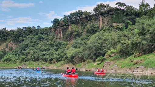 파란 하늘과 맑은 물, 우뚝 솟은 기암절벽이 한 폭의 그림처럼 어우러진 절경에서 즐기는 한탄강 카약체험. 스포츠동아DB