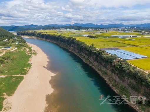 임진강과 한탄강이 만나는 합수머리(도감포)에서 북쪽으로 강을 거슬러 가면 만나는 임진강 주상절리. 높이 40m, 길이 1.5km에 달하는 병풍처럼 펼쳐진 수직 절벽이 멋드러진다. 스포츠동아DB