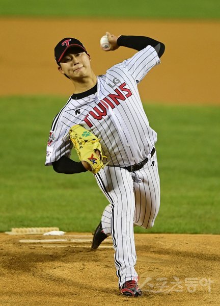 6일 서울 잠실야구장에서 ‘2020 신한은행 SOL KBO리그’ LG 트윈스와 삼성 라이온즈의 경기가 열렸다. 1회초 LG 남호가 마운드에 올라 역투하고 있다. 잠실|주현희 기자 teth1147@donga.com