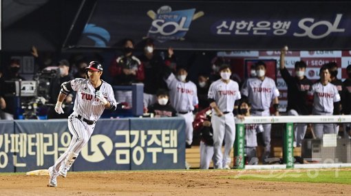 6일 서울 잠실야구장에서 ‘2020 신한은행 SOL KBO리그’ LG 트윈스와 삼성 라이온즈의 경기가 열렸다. 9회말 1사 1루 LG 박용택이 우전 2루타를 치며 KBO 리그 통산 첫 번째 2,500안타를 달성하고 있다. 잠실 | 주현희 기자 teth1147@donga.com