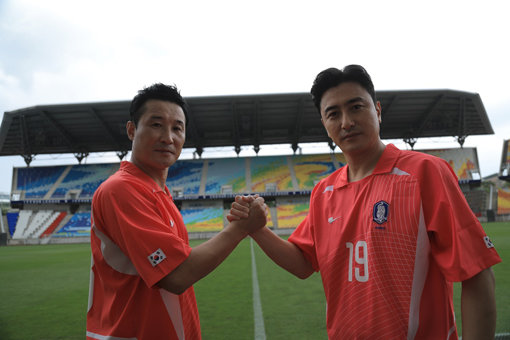 KBS 2TV ‘위캔게임’의 이을용(왼쪽)과 안정환. 사진제공｜KBS