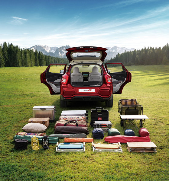 티볼리에어는 2열 폴딩시 최대 1440L의 용량을 확보할 수 있어 사진(왼쪽)에서 보이는 장비를 모두 적재할 수 있다. 사진제공｜쌍용자동차