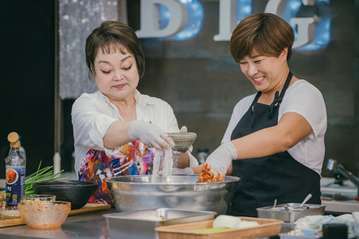 E채널 ‘노는 언니’에 출연하는 골프 스타 박세리(오른쪽)가 이혜정 요리연구가로부터 요리를 배우고 있다. 사진제공｜E채널