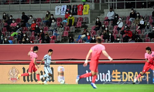 12일 경기도 고양종합운동장에서 ‘2020 하나은행컵 축구국가대표팀과 올림픽축구대표팀의 평가전 경기가 열렸다. 정부가 지난 11일 사회적 거리두기 1단계로 하향 조정하면서 관중들의 입장이 허용됐다. 축구팬들이 사회적 거리두기를 지키며 경기를 지켜보고 있다. 고양｜김민성 기자 marineboy@donga.com