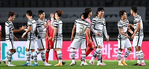 12일 경기도 고양종합운동장에서 ‘2020 하나은행컵 축구국가대표팀과 올림픽축구대표팀의 평가전 경기가 열렸다. 국가대표팀이 올림픽대표팀에 3-0으로 승리한 뒤 선수들이 기쁨을 나누고 있다. 고양｜김민성 기자 marineboy@donga.com