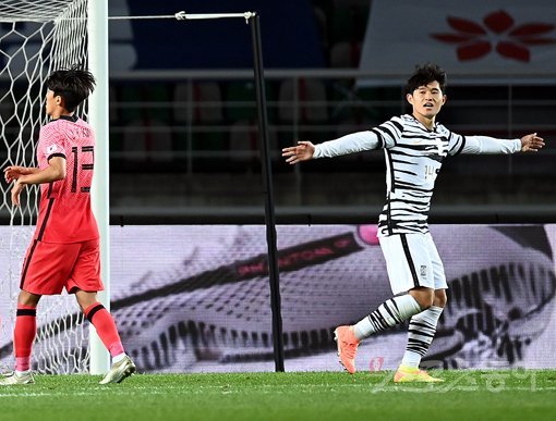 12일 경기도 고양종합운동장에서 ‘2020 하나은행컵 축구국가대표팀과 올림픽축구대표팀의 평가전 경기가 열렸다. 축구대표팀 이동경이 골을 넣은 뒤 환호하고 있다. 고양｜김민성 기자 marineboy@donga.com