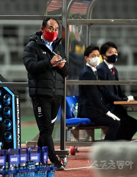 12일 경기도 고양종합운동장에서 ‘2020 하나은행컵 축구국가대표팀과 올림픽축구대표팀의 평가전 경기가 열렸다. 올림픽대표팀 김학범 감독이 경기를 보며 필기하고 있다. 고양｜김민성 기자 marineboy@donga.com