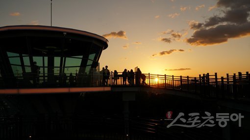 대구의 새로운 명소로 주목받는 앞산 해넘이 전망대에서 일몰을 바라보는 사람들. 대구|김재범 기자 oldfield@donga.com