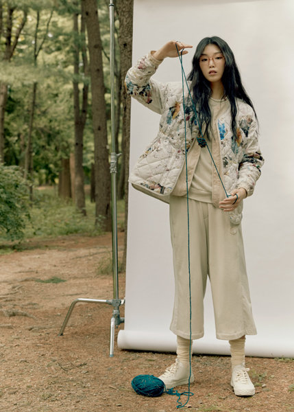 양자주 작가와 함께 한 노아 프로젝트 제품을 착장한 모델. 사진제공|코오롱스포츠