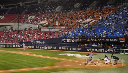 13일 서울 잠실야구장에서 ‘2020 신한은행 SOL KBO리그’ 두산 베어스와 한화 이글스의 경기가 열렸다. 사회적 거리두기 1단계 조정으로 금일부터 각 경기장 수용 가능 인원의 20% 이내 관중 입장을 허용해 야구팬들이 거리두기를 지키며 관람하고 있다. 잠실｜주현희 기자 teth1147@donga.com