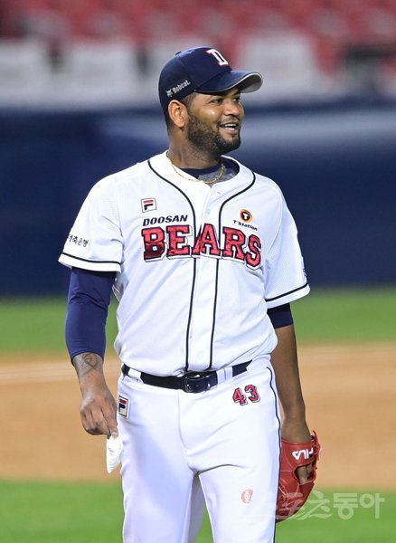 13일 서울 잠실야구장에서 ‘2020 신한은행 SOL KBO리그’ 두산 베어스와 한화 이글스의 경기가 열렸다. 4회초 수비를 마친 뒤 두산 알칸타라가 웃으며 더그아웃으로 향하고 있다. 잠실|주현희 기자 teth1147@donga.com