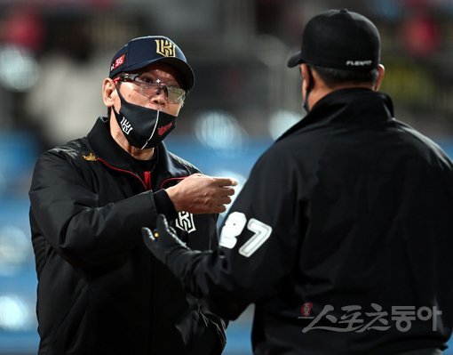 13일 수원 KT위즈파크에서 ‘2020 신한은행 SOL KBO 리그‘ 키움 히어로즈와 KT 위즈 경기가 열렸다. 5회초 무사 1루 키움 박동원이 좌익선상 파울을 쳤지만 비디오판독 결과 안타로 기록되며 2루까지 출루 판정을 받았으나 1루 베이스를 밟지 않고 갔다가 다시 1루 베이스를 밟고 2루로 갔다 . 이에 KT 이강철 감독이 항의하고 있다. 수원｜김종원 기자 won@donga.com