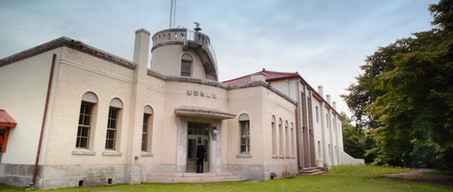 tvN 수목드라마 ‘구미호뎐’의 한 장면. 주인공 이동욱이 저승과 이승의 경계인 ‘내세출입국관리사무소’에 들어가고 있다. 사진출처|tvN 방송 캡처