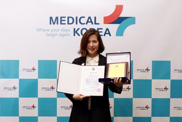 자생한방병원 자생메디컬아카데미 신지연 글로벌위원장이 14일 개최된 ‘메디컬 코리아 브랜드 선포식 & 심포지엄’에서 보건복지부장관 표창을 수여 받은 후 기념 촬영을 하고 있다.