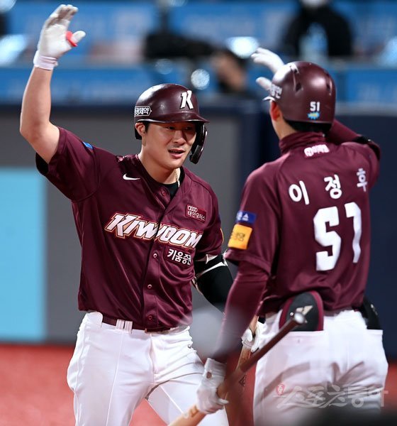 14일 경기도 수원kt위즈파크에서 ‘2020 신한은행 SOL KBO리그‘ kt 위즈와 키움 히어로즈의 경기가 열렸다. 6회초 무사에서 키움 김하성이 솔로 홈런을 쏘아 올린 뒤 이정후와 기쁨을 나누고 있다. 수원｜김민성 기자 marineboy@donga.com