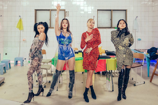 화사(실비)·엄정화(만옥)·제시(은비)·이효리(천옥·왼쪽부터)로 뭉친 프로젝트 그룹 환불원정대가 ‘돈 터치 미’ 음원은 물론 유튜브 영상 등으로 힘을 발휘하고 있다. 사진제공|MBC