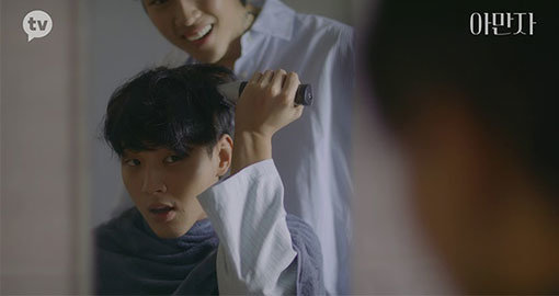 카카오TV ‘아만자’의 지수가 삭발을 하고 있는 모습. 사진출처|카카오TV 영상 캡처