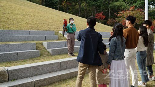 포레스트 캠프에서는 에버랜드 동물원 사육사가 동물을 데려와 생태 특징을 설명해주는 '애니멀톡'과 액자 만들기 체험 등의 다양한 프로그램을 운영한다. 용인｜김재범 기자 oldfield@donga.com