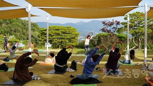 포레스트 캠프 잔디광장에서 진행하는 명상 요가 체험. 포레스트 캠프는 1000여명이 한자리에 모일 수 있는 다목적 잔디광장과 야외 공연장이 마련돼 있고 트레킹, 명상, 요가, 음악회, 바비큐파티 등 다양한 프로그램을 선택해 이용할 수 있다. 용인｜김재범 기자 oldfield@donga.com
