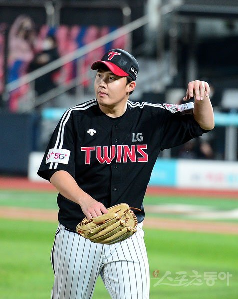 20일 경기도 수원 kt위즈파크에서 ‘2020 신한은행 SOL KBO리그‘ kt 위즈와 LG 트윈스의 경기가 열렸다. 6회말 2사 1, 2루에서 LG 선발 임찬규가 교체되고 있다. 수원｜김민성 기자 marineboy@donga.com