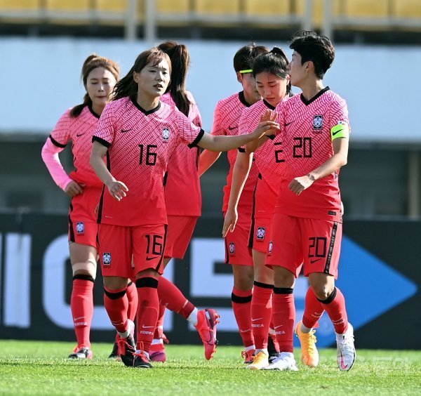 여자 축구 국가대표팀과 20세 이하(U-20) 여자 축구대표팀이 22일 경기도 파주스타디움에서 평가전을 가졌다. 국가대표팀 장슬기(16번)가 선제골을 성공시킨 후 하이파이브하고 있다. 파주 | 김종원 기자 won@donga.com
