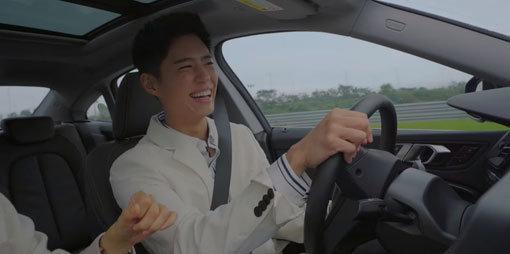 극중 BMW 뉴 2시리즈 그란쿠페를 운전하는 박보검. 사진출처｜넷플릭스 캡처