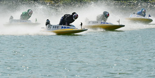 올해 개인 통산 200승을 앞두고 경정장 재개장을 기다리는 최광성 선수(가운데)의 경주 모습. 2017년부터 무섭게 승수를 쌓고 있는 한국 경정의 스타로 올해도 6번 출주해 3회 우승을 기록했다. 사진제공｜국민체육진흥공단
