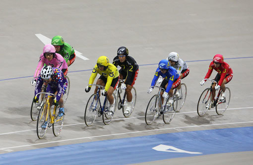 벨로드롬 트랙을 질주하는 경륜 선수들. 임시휴장이 8개월 이상 길어지는 사상 초유의 사태 속에서 전문가들은 재개장시 베팅에 전과 다른 주의와 전략이 필요하다고 조언한다. 사진제공｜국민체육진흥공단