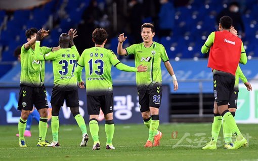 25일 울산문수경기장에서 벌어진 ‘하나원큐 K리그1 2020’ 26라운드 원정경기에서 울산을 1-0으로 꺾고 우승의 9부 능선을 넘은 전북 선수들이 그라운드에서 기쁨을 나누고 있다. 울산｜김민성 기자 marineboy@donga.com