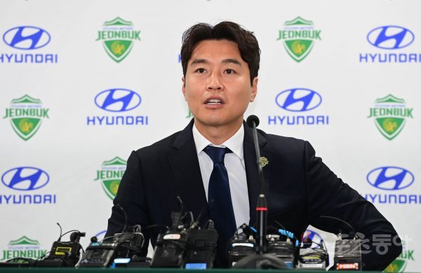 전북 이동국이 28일 전북 전주월드컵경기장에서 열린 ‘선수 은퇴 기자회견’에서 취재진의 질문에 답하고 있다. 스포츠동아DB