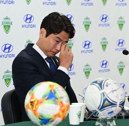 전북현대 이동국이 28일 전북 전주월드컵경기장에서 열린 ‘선수 은퇴 기자회견’에서 질문에 답하며 눈물을 닦고 있다. 전주｜주현희 기자 teth1147@donga.com