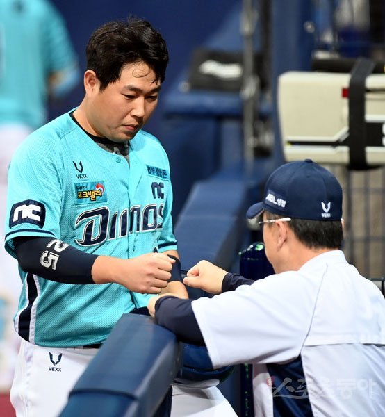 NC 양의지(왼쪽)와 이동욱 감독. 스포츠동아DB